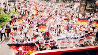 Fan-Walk vor dem Ungarn-Spiel in Stuttgart