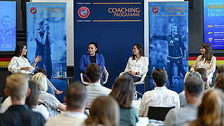 Trainerinnen treffen Vereinsverantwortliche am DFB-Campus